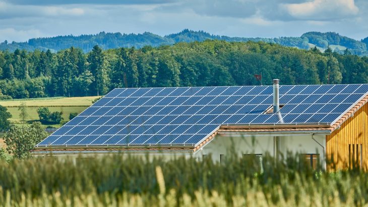 Zeigt ein Solardach als Zeichen für Bürgergenossenschaft bei der Energiewende
