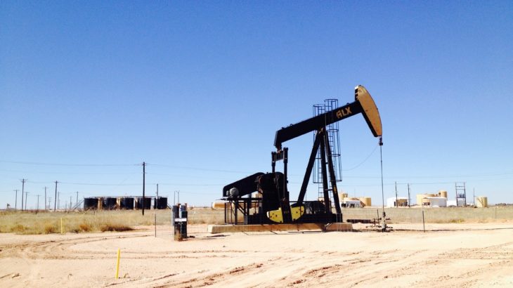 Ölförderpumpe in der Wüste