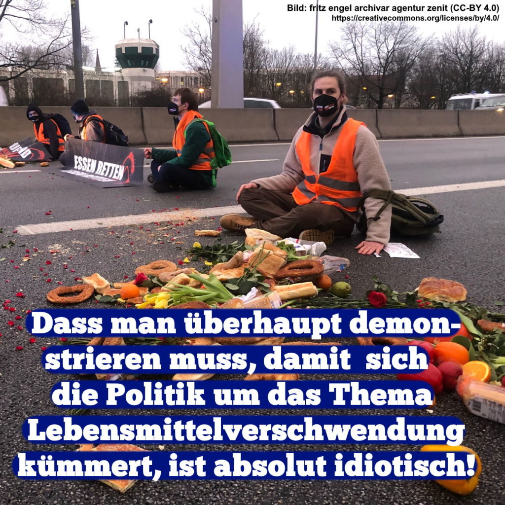 Meme: Demonstrierende gegen Lebensmittelverschwendung im Hintergrund. Text im Vordergrund: "Dass man überhaupt demonstrieren muss, damit sich die Politik um das Thema Lebensmittelverschwendung kümmert, ist absolut idiotisch".